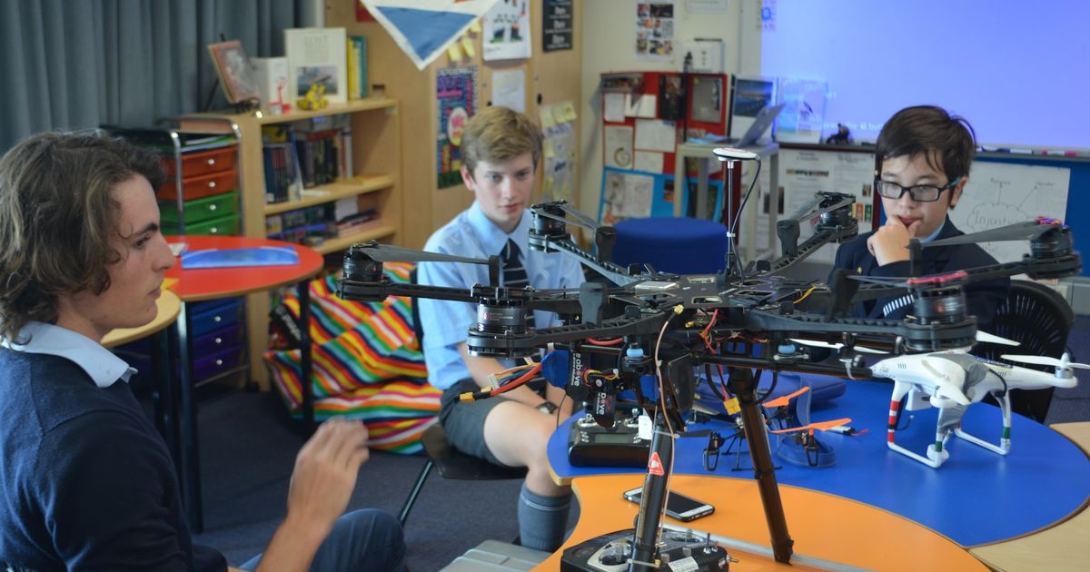 eyJidWNrZXQiOiJkaWdpc3Rvcm0td2Vic2l0ZXMiLCJrZXkiOiJtY2Vwcy1hdS1uc3ctMzM1LXdlYnNpdGVcL2NvbnRlbnRcL2J1aWxkaW5nLWRyb25lcy5KUEciLCJlZGl0cyI6eyJyZXNpemUiOnsiZml0IjoiY292ZXIiLCJwb3NpdGlvbiI6InJpZ2h0Iiwid2lkdGgi